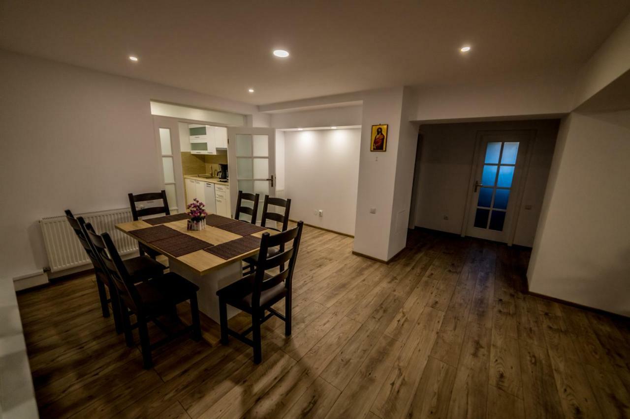 Апартаменты Apartament Sorina Maria Дева Экстерьер фото